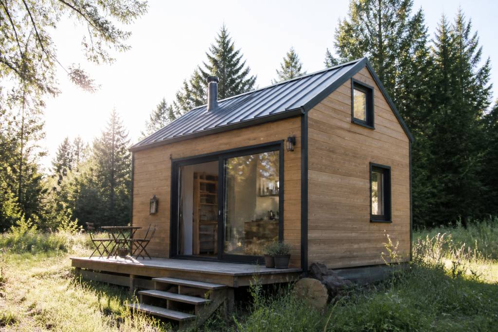 A small house : le guide pour vivre autrement dans un habitat compact et autonome