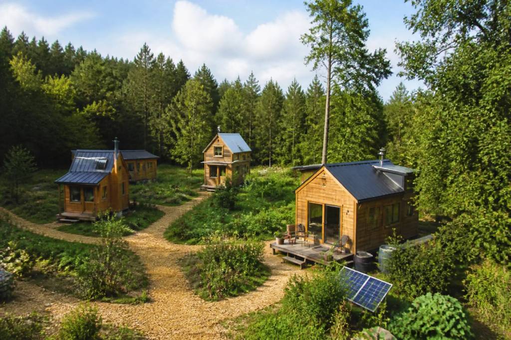 Tiny village houses : le guide pour créer un village de tiny houses autonome