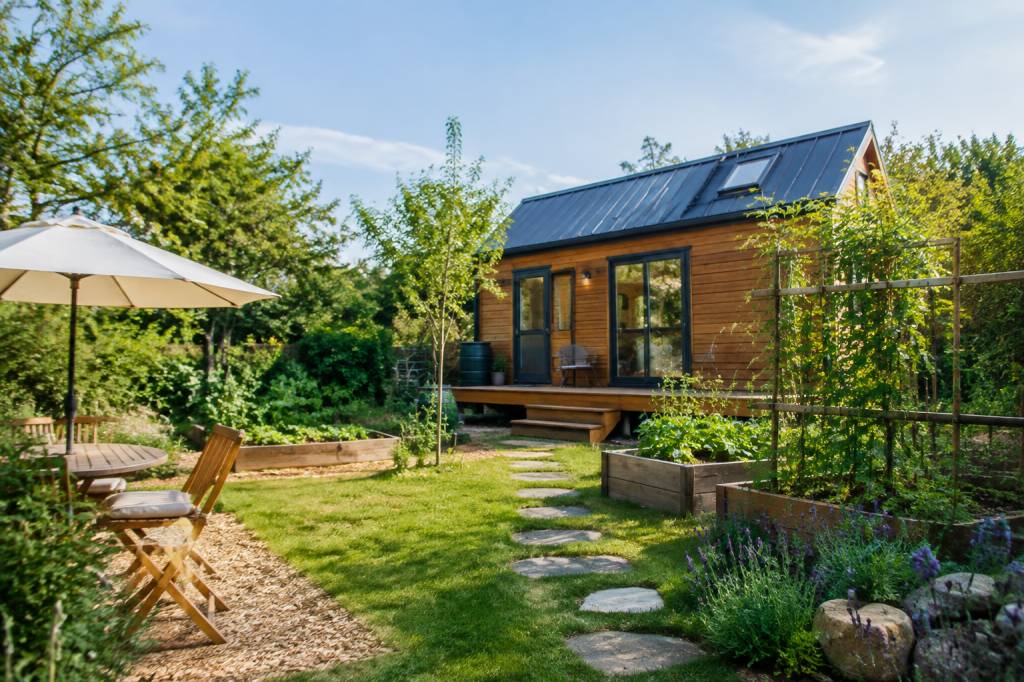100 m2 de jardin : idées d’aménagement pour une tiny house autonome
